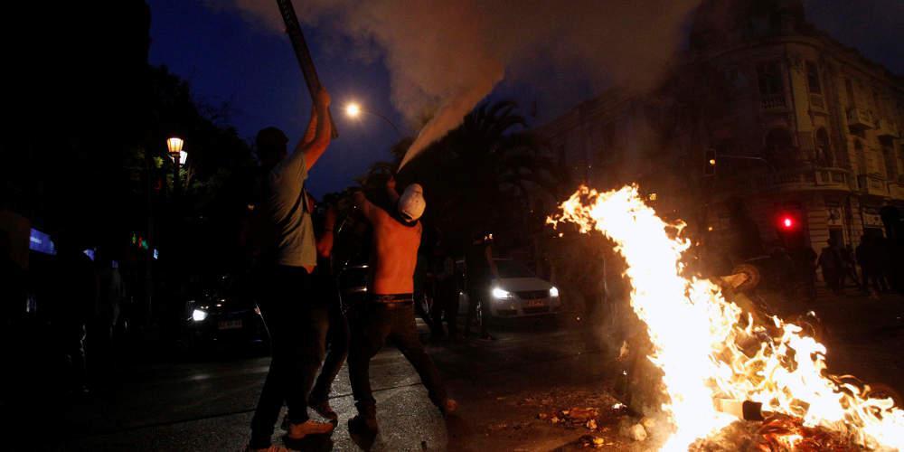 Συγκλονιστικό: Σοπράνο στη Χιλή σπάει τη σιγή που επέβαλε ο στρατός και τραγουδάει μέσα στη νύχτα [βίντεο]