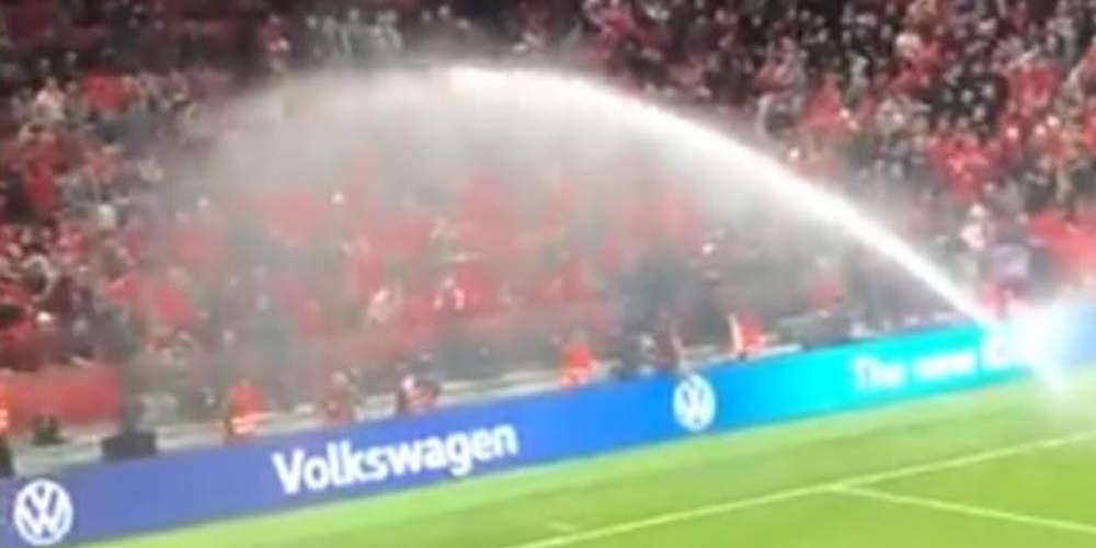 Απίστευτο: Μπουγέλωσαν κατά λάθος τους θεατές στο Αλβανία-Γαλλία [βίντεο]