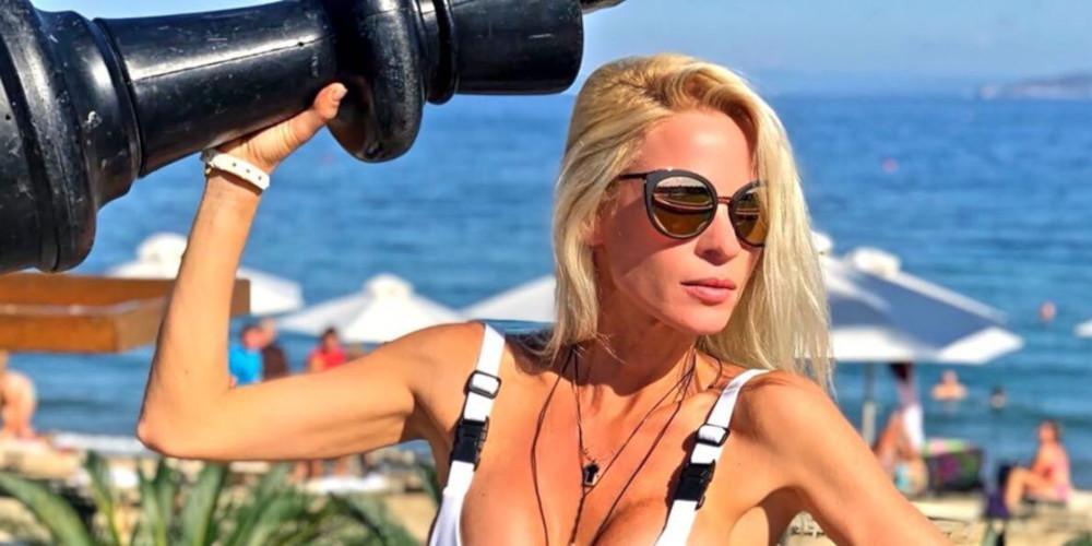 Η αποκαλυπτική Ασημίνα Ιγγλέζου: Ποζάρει ολόγυμνη και βρεγμένη [εικόνα]