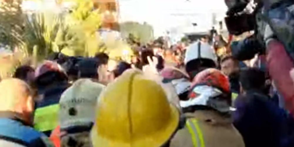 Χειροκροτήματα και κλάματα: Η στιγμή που διασώστες εντοπίζουν ζωντανό στα συντρίμμια κτηρίου στην Αλβανία [βίντεο]