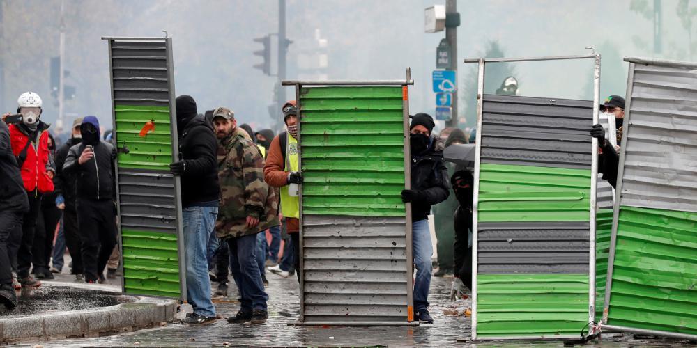 «Κίτρινα Γιλέκα»: Άγρια επεισόδια στο Παρίσι - Πάνω από 120 συλλήψεις