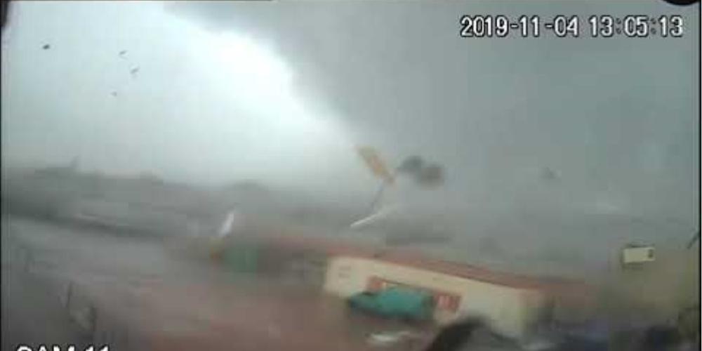 Η στιγμή που ανεμοστρόβιλος «χτυπά» εργοστάσιο στην Καλαμάτα! [βίντεο]