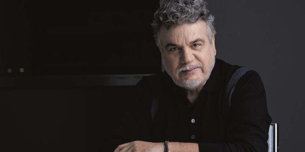 Ο Γιάννης Κακλέας ερωτεύτηκε τη φωτιά του θεάτρου και δεν έπαψε ποτέ να «καίγεται»