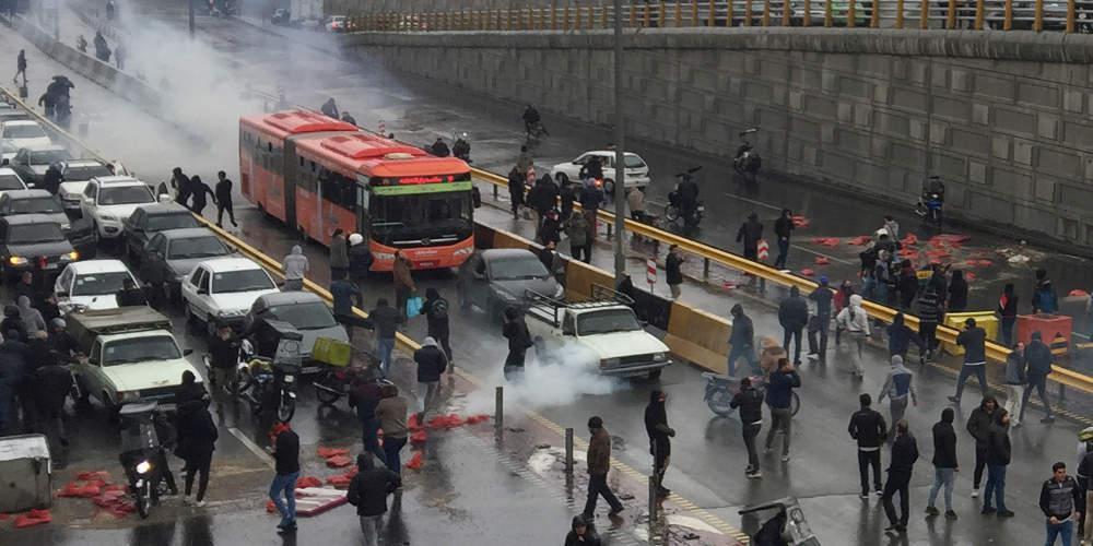 Χάος στο Ιράν: Τουλάχιστον 106 νεκροί από τις διαδηλώσεις σύμφωνα με τη Διεθνή Αμνηστία