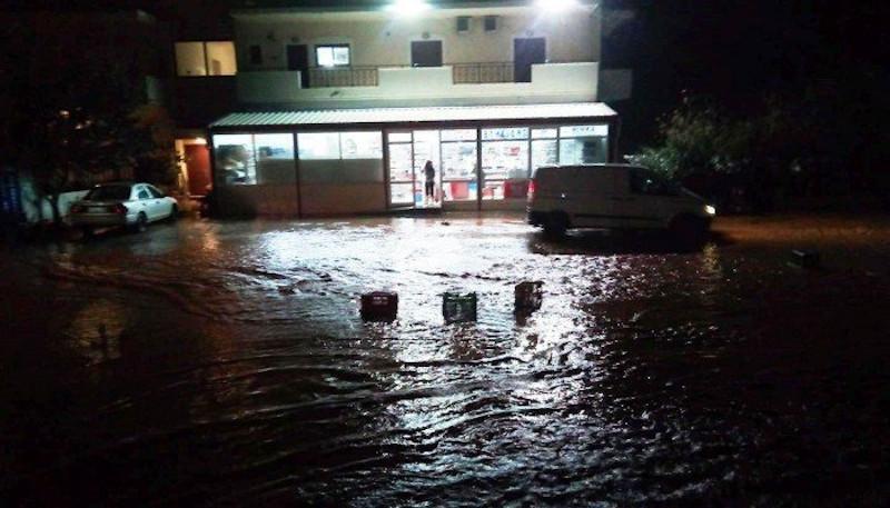 Πλημμύρισαν δρόμοι και σπίτια στα Χανιά – Κλήσεις στην πυροσβεστική για απεγκλωβισμούς