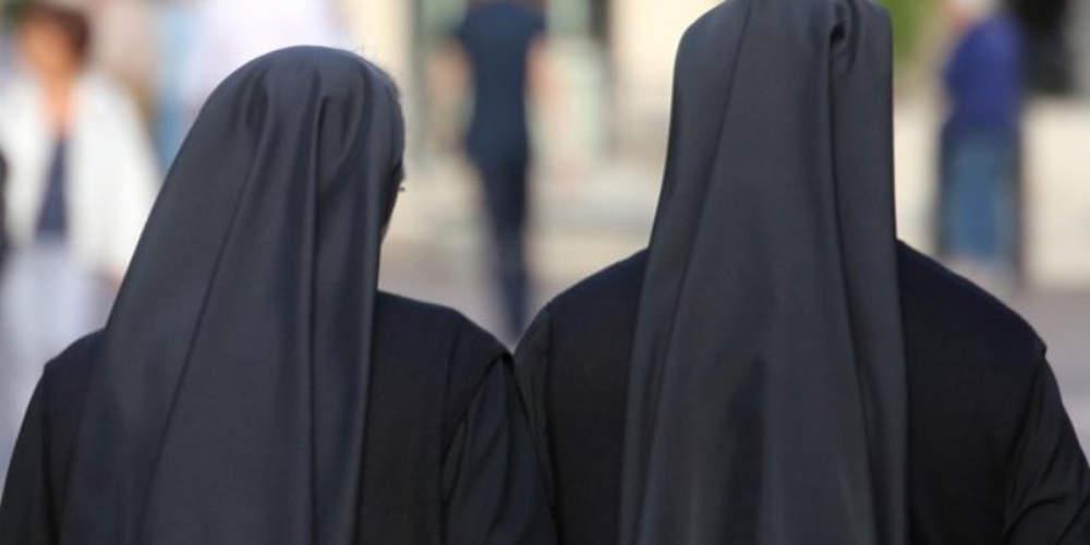 Οργή για τις σέξι «καλόγριες» στη τηλεοπτική σειρά «The New Pope» [βίντεο]