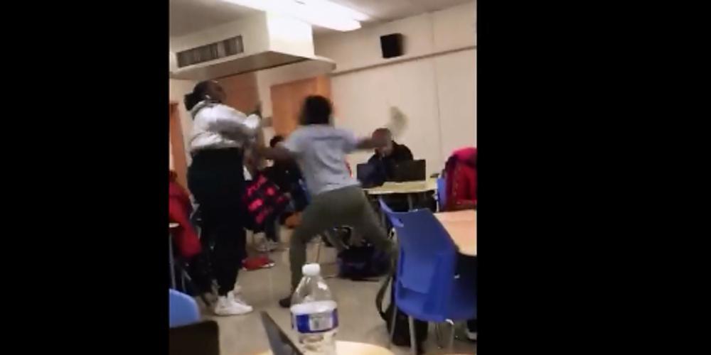 Απίστευτο ξύλο σε σχολική τάξη: Καθηγήτρια ρίχνει γροθιές και κλωτσιές σε μαθήτρια [βίντεο]