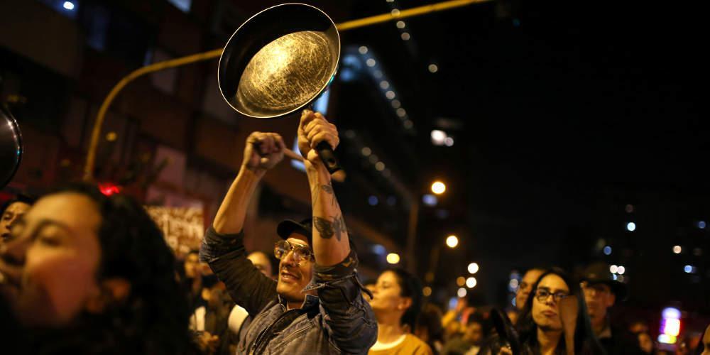 Μεγάλη διαδήλωση στην Κολομβία έξω από το σπίτι του προέδρου με… κατσαρόλες