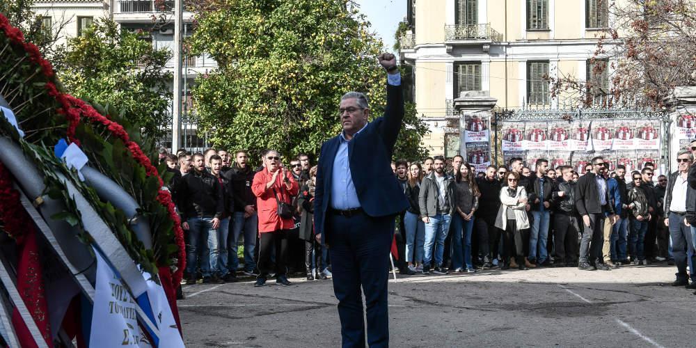 Κατέθεσε στεφάνι στο Πολυτεχνείο ο Κουτσούμπας [εικόνες]