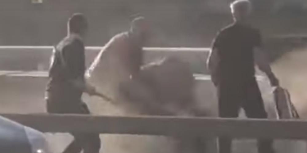 Οι ήρωες του Λονδίνου: Οι πολίτες που αφόπλισαν τον τρομοκράτη με ξύλα και πυροσβεστήρες! [βίντεο]