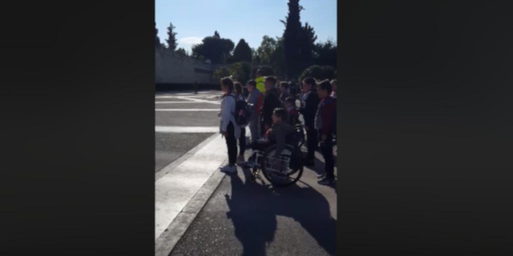 «Σχολείο προσοχή!»: Δάσκαλος δίνει στρατιωτικά παραγγέλματα σε μαθητές στον Άγνωστο Στρατιώτη [βίντεο]