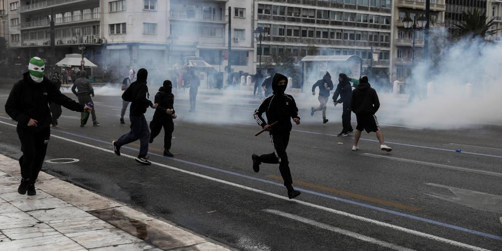 Επεισόδια με πέτρες και μολότοφ στο Σύνταγμα στην μαθητική πορεία