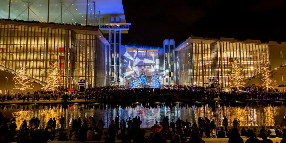 Φωταγωγήθηκε το χριστουγεννιάτικο δέντρο στο Ίδρυμα Σταύρος Νιάρχος - Πάνω από 40.000 οι επισκέπτες [βίντεο]