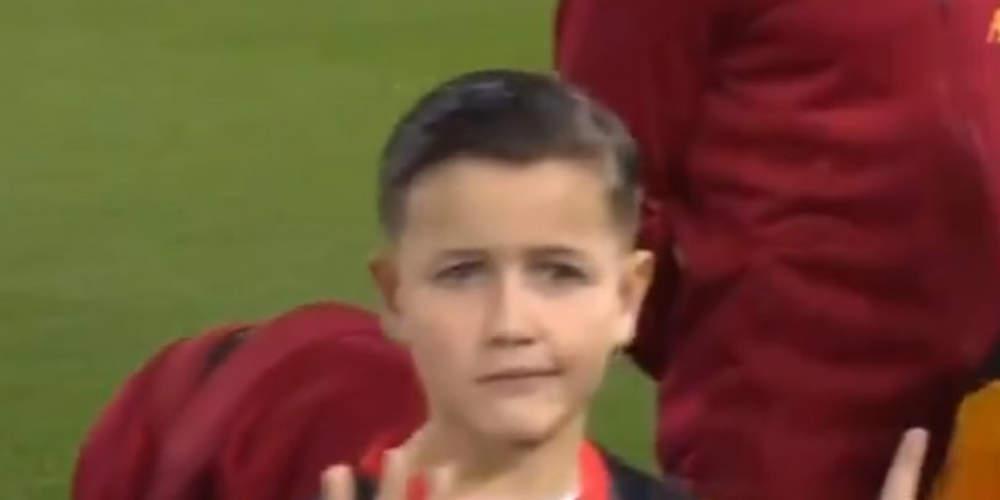 Θεούλης: Το παιδάκι που συνόδευε τον Μανέ στο Λίβερπουλ-Νάπολι έδειξε τα 6 ευρωπαϊκά και έγινε viral [βίντεο]
