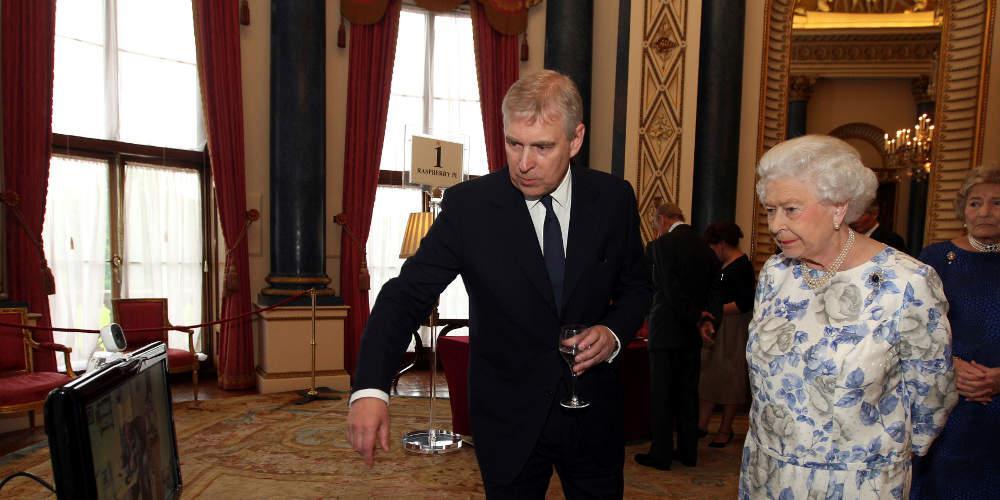 Η βασίλισσα Ελισάβετ έδιωξε τον πρίγκιπα Άντριου από το παλάτι σύμφωνα με τους Times