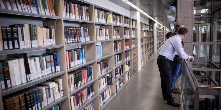 Ξεκινούν αύριο οι αιτήσεις για τα vouchers βιβλίων της ΔΥΠΑ