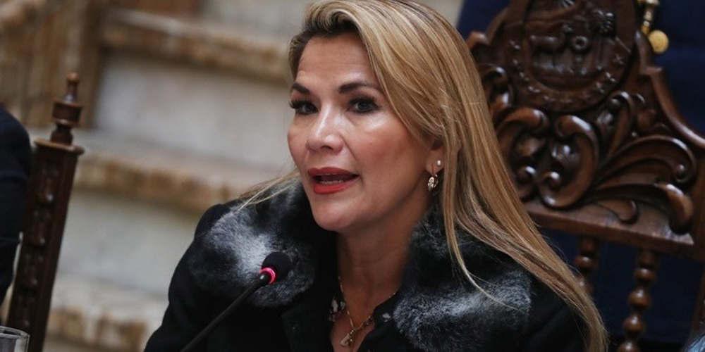 Η μεταβατική πρόεδρος της Βολιβίας ακύρωσε ένα ταξίδι λόγω «απειλών για τη ζωή της»