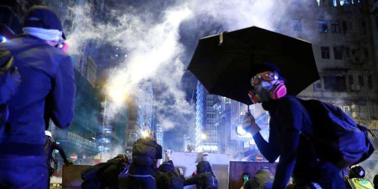 Χάος στο Χονγκ Κονγκ: Η Αστυνομία καταγγέλλει πως διαδηλωτές έριξαν… βέλη!