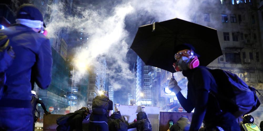 Χάος στο Χονγκ Κονγκ: Η Αστυνομία καταγγέλλει πως διαδηλωτές έριξαν… βέλη!