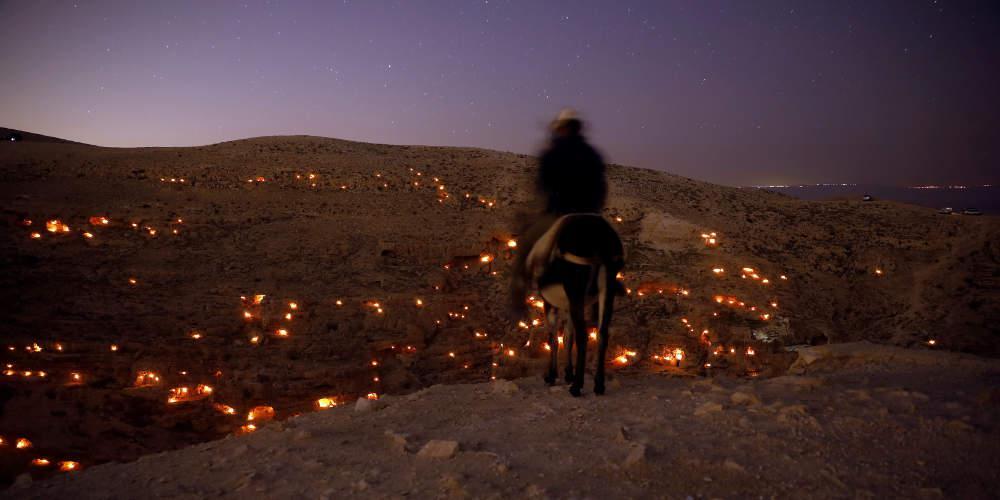 Χιλιάδες Χριστιανοί συρρέουν στη Βηθλεέμ – Επέστρεψε το πρώτο κομμάτι ξύλου της φάτνης του Ιησού
