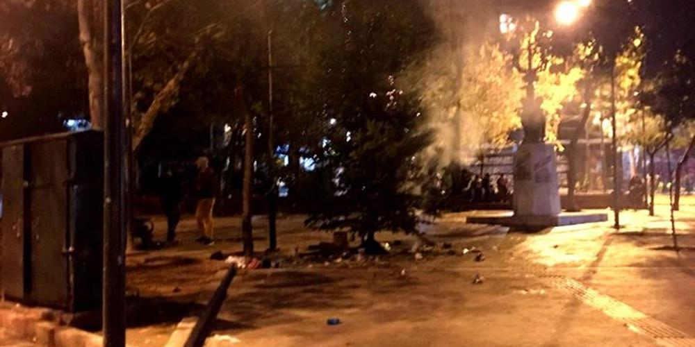 Εξάρχεια: Πρώτα έκαψαν τα Χριστουγεννιάτικα δέντρα και έπειτα «στόλισαν» την πλατεία