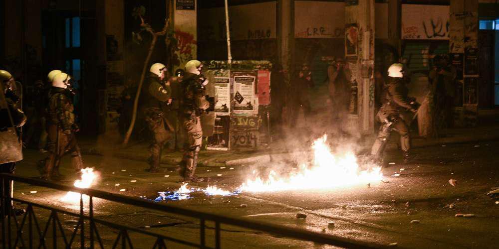 Σας έλειψαν; Οι μπαχαλάκηδες επέστρεψαν στα Εξάρχεια – Επεισόδια με μολότοφ και οδοφράγματα