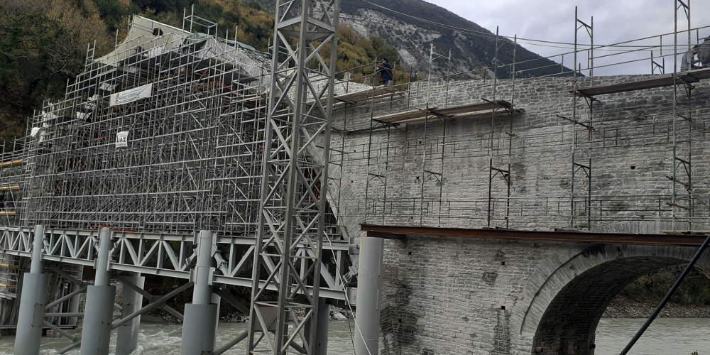 «Καμαρωτό» και πάλι το ιστορικό γεφύρι της Πλάκας μετά την αναστήλωση