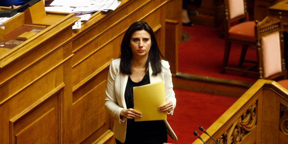 Σε ατυχή αστεϊσμό αποδίδει η Κασιμάτη το «Μπάτσοι, γουρούνια, δολοφόνοι»- Ανασκευάζει με επίθεση σε Μητσοτάκη και Χρυσοχοΐδη