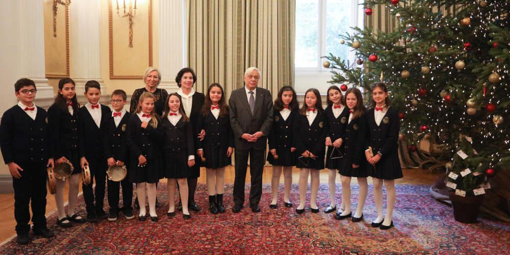 Χριστουγεννιάτικα κάλαντα στον Προκόπη Παυλόπουλο από συλλόγους από ολόκληρη τη χώρα