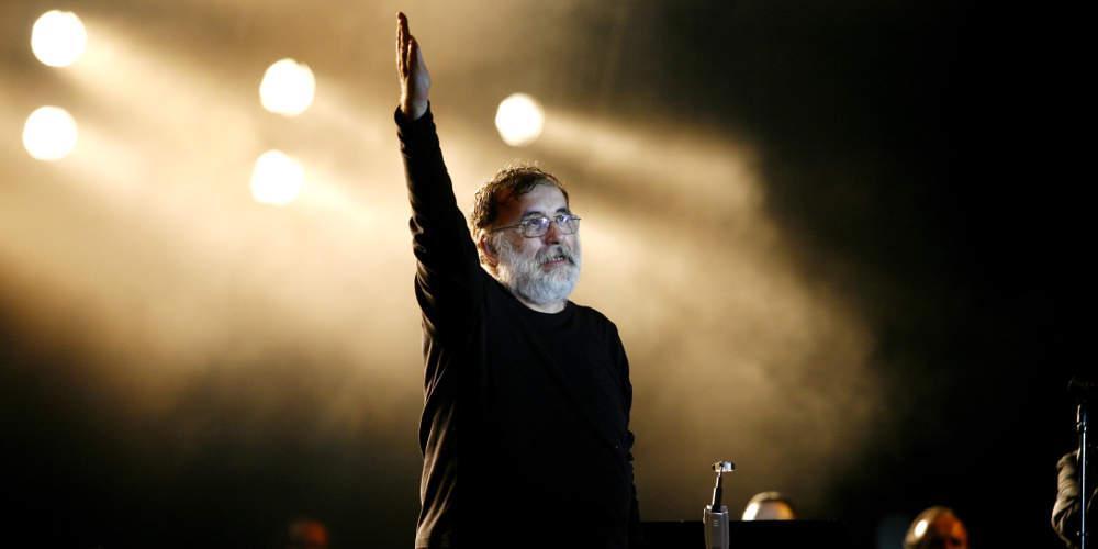 Καλλιτέχνες και απλός κόσμος αποχαιρετούν με συγκίνηση τον Θάνο Μικρούτσικο