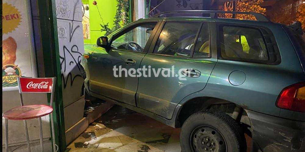Τζιπ «καρφώθηκε» σε κατάστημα εστίασης στη Θεσσαλονίκη μετά από αστυνομική καταδίωξη