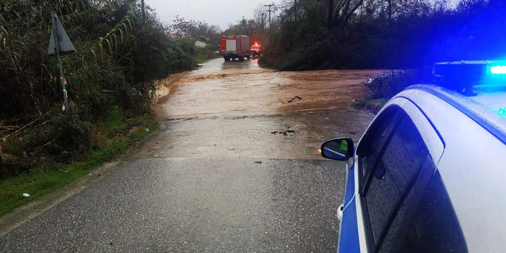 Θρίλερ στη Βέροια: Αγνοείται οδηγός που παρασύρθηκε από ορμητικά νερά ποταμού [βίντεο]