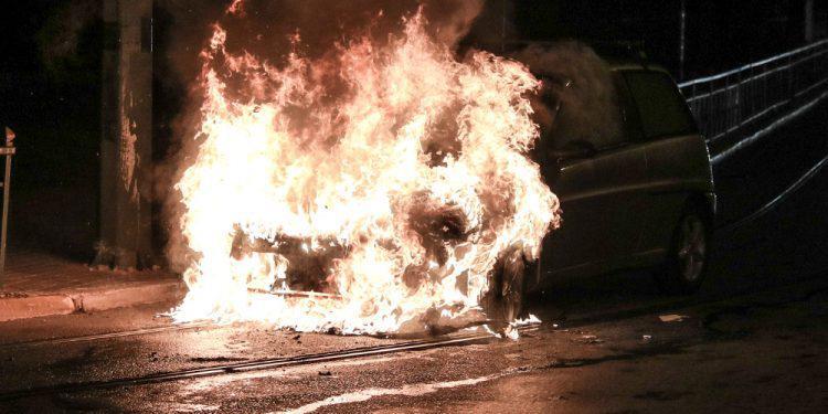 Κολωνάκι: Αυτοκίνητα στις φλόγες
