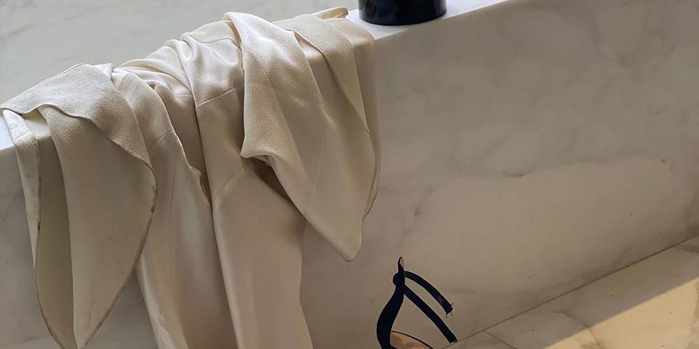 «Είσαι στο μπάνιο του Μπραντ Πιτ;» - «Φωτιές» άναψε το πεταμένο φόρεμα της Τζένιφερ Άνιστον [εικόνες]