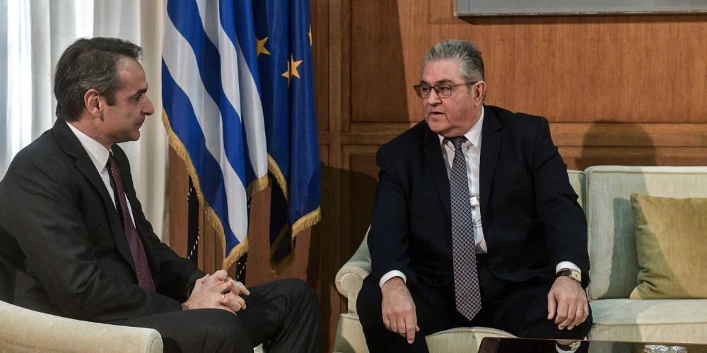 Μητσοτάκης σε Κουτσούμπα: Γύρισε ο κόσμος ανάποδα, εγώ με κόκκινη γραβάτα και εσύ με μπλε