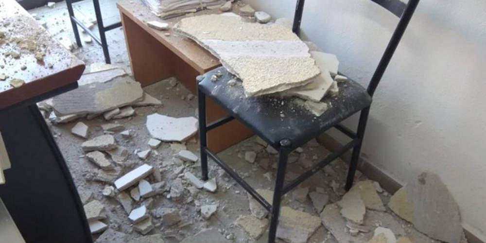 Απίστευτο: Έπεσαν σοβάδες σε εργαζόμενο μέσα στη ΔΟΥ Καρδίτσας