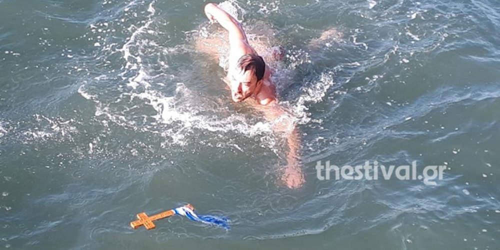 Θεοφάνεια 2020: Είκοσι θαρραλέοι βούτηξαν στον Θερμαϊκό για να πιάσουν τον σταυρό