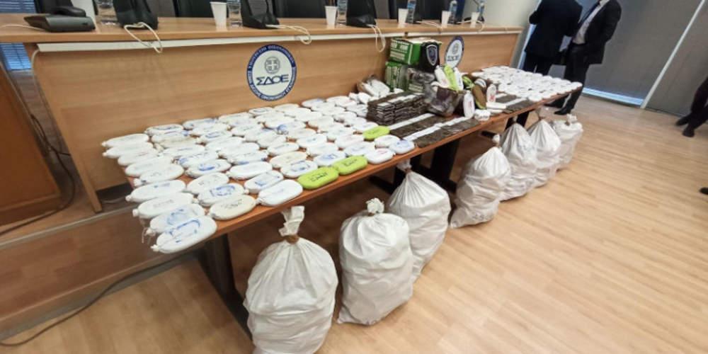 Το ΣΔΟΕ εντόπισε περισσότερο από έναν τόνο κάνναβης κρυμμένο σε χουρμάδες στον Πειραιά