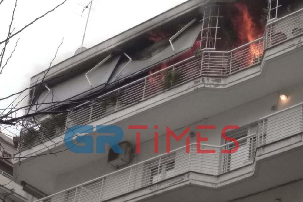 Μεγάλη φωτιά σε διαμέρισμα πέμπτου ορόφου στην Θεσσαλονίκη