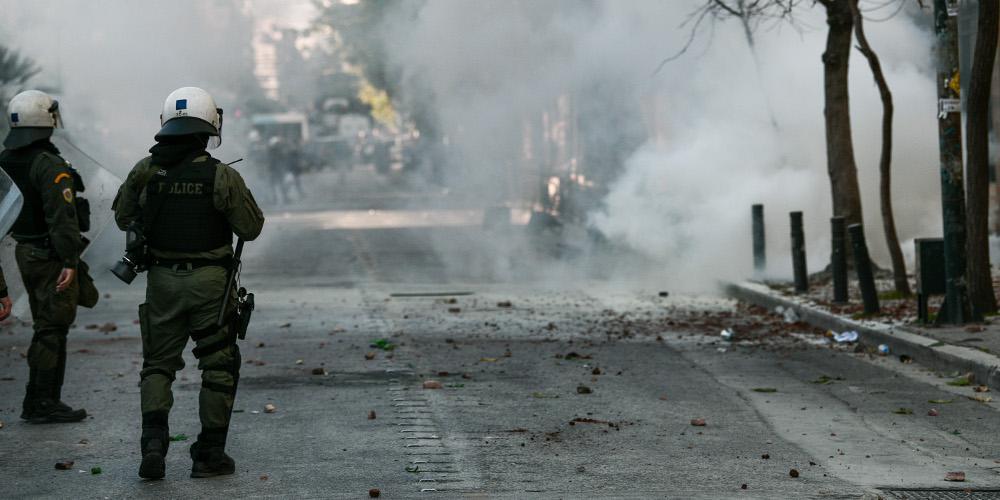 Επεισόδια από κουκουλοφόρους στην Πατησίων έξω από την ΑΣΟΕΕ [βίντεο]