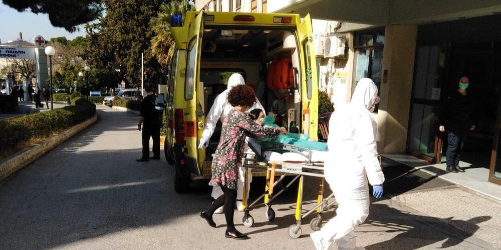 Κορωνοϊός: Καρέ - καρέ η μάχη του ΕΚΑΒ με τον ιό - Οι ήρωες πίσω από τις στολές