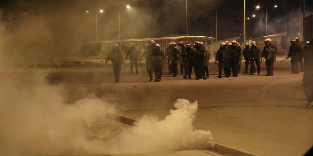 Μεταναστευτικό: «Πόλεμος» κατοίκων με τα ΜΑΤ σε Χίο και Λέσβο - Αποφασισμένη να προχωρήσει η κυβέρνηση