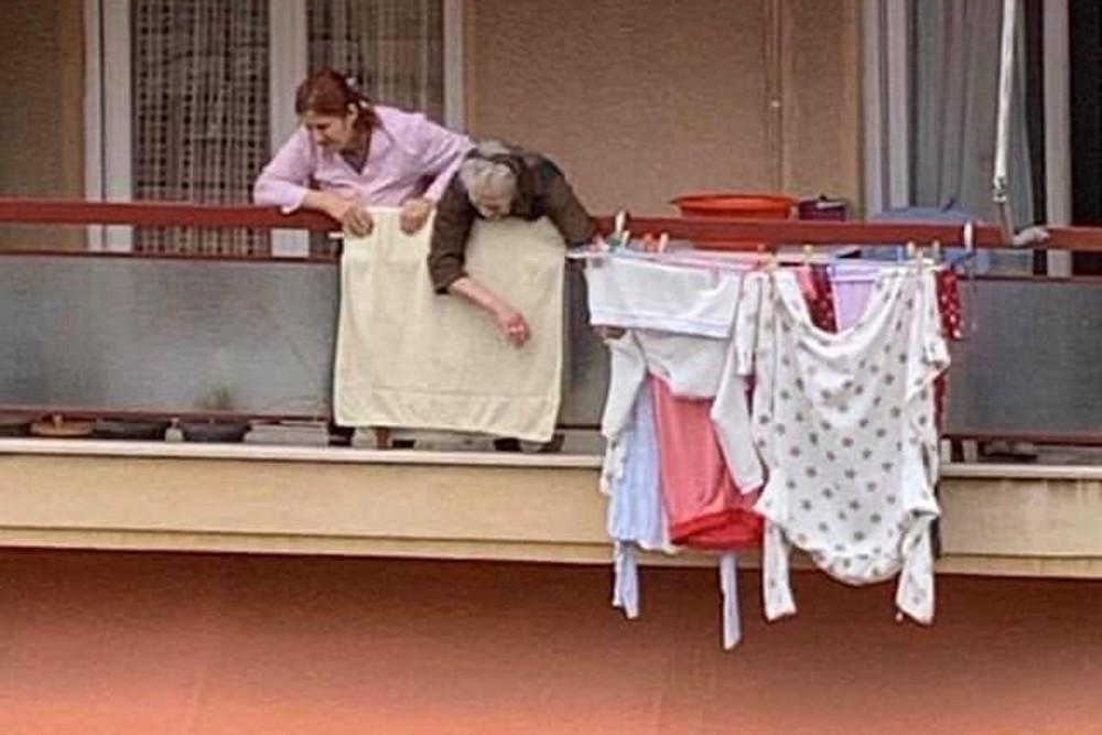 Λόγια αγάπης από το μπαλκόνι της …καραντίνας: «Σε αγαπάμε γιαγιά… σε παρακαλώ μην πεθάνεις»