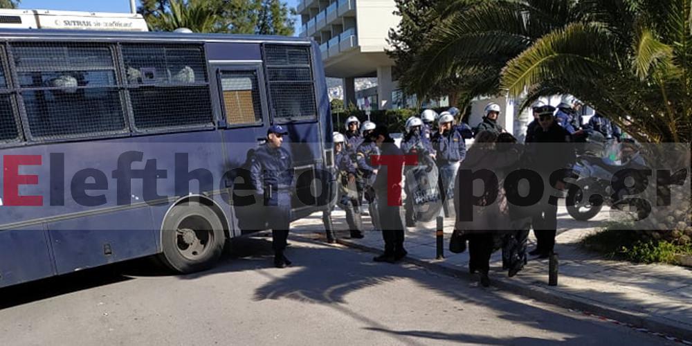 Συνέδριο ΓΣΕΕ: Σε κλοιό από το ΠΑΜΕ και τα ΜΑΤ - Απαγόρευση εισόδου στους δημοσιογράφους