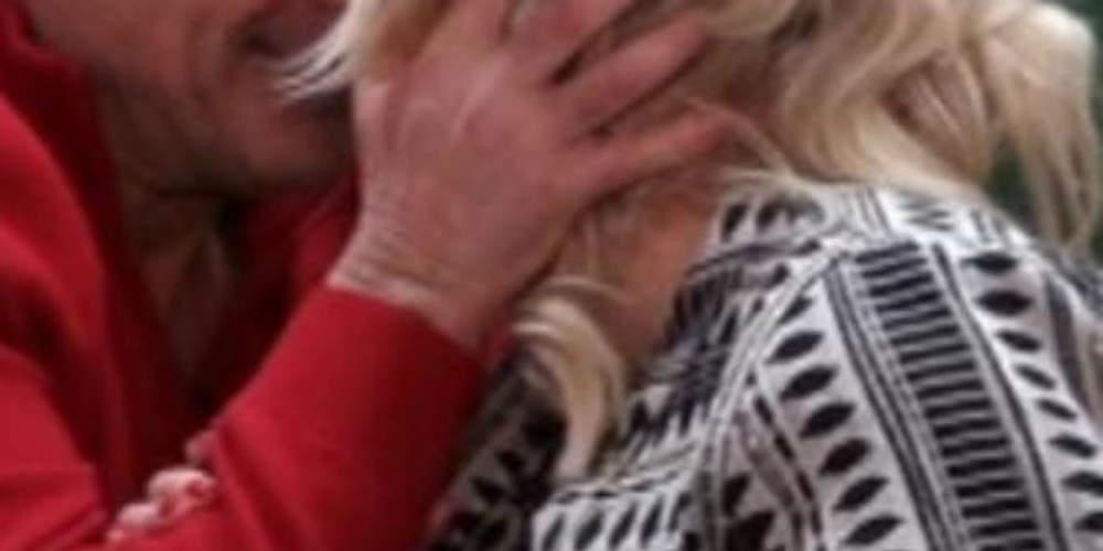 Χαμός στους «Κου κου»: Αγαπημένος ηθοποιός φίλησε ξαφνικά δημοσιογράφο