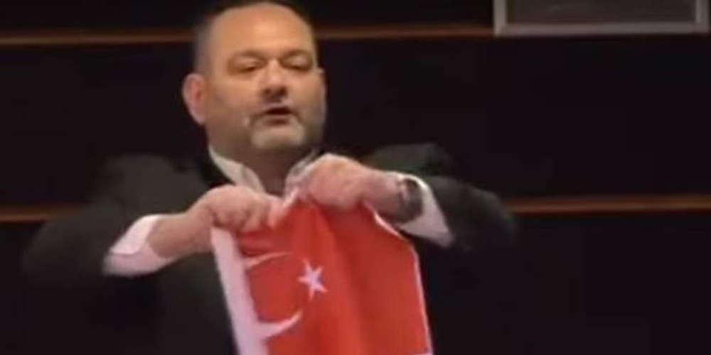 Τσαβούσογλου σε Λαγό: Πετάμε στη θάλασσα όσους επιτίθενται στην ένδοξη σημαία μας