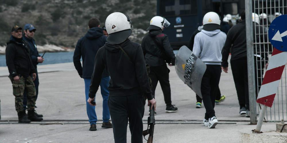 Σοβαρά επεισόδια στο λιμάνι των Μεστών στη Χίο κατά την αποχώρηση των ΜΑΤ