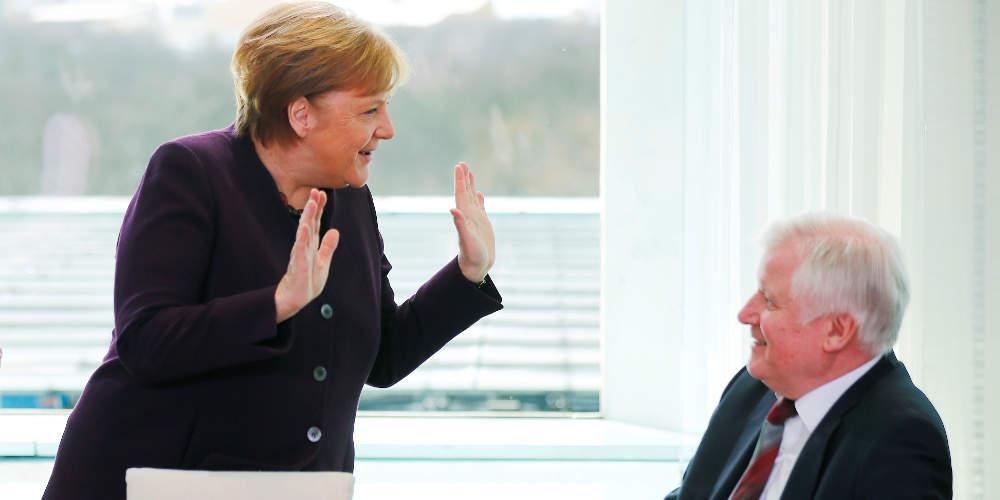 Τέρμα οι χειραψίες, αγκαλιές, φιλιά και «κόλλα πέντε»: Ο κορωνοϊός «αλλάζει» τις ανθρώπινες συνήθειες