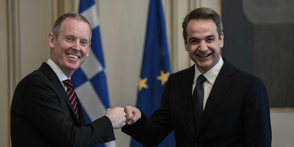 Χειραψίες τέλος και στο Μαξίμου λόγω κορωνοϊού – Με… γροθιές και αγκώνες ο χαιρετισμός