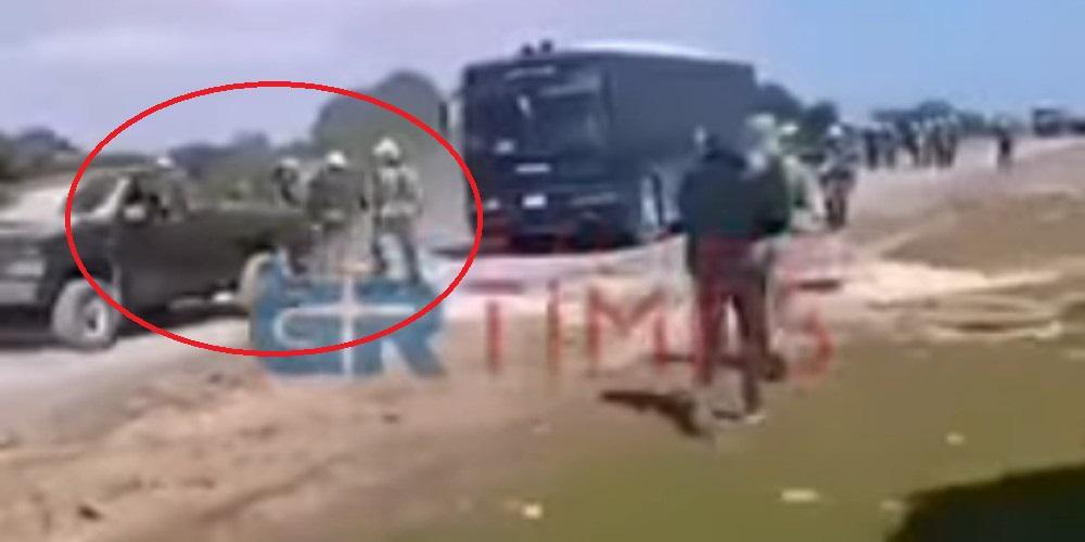 Βίντεο-σοκ: Οδηγός αγροτικού επιχειρεί να πατήσει άνδρες των ΜΑΤ